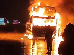 Bus PO Haryanto Hangus Terbakar di Tol Pemalang