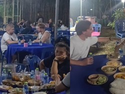 Dikira Warung Makan, Turis Asing Ternyata Makan di Acara Pemakaman!