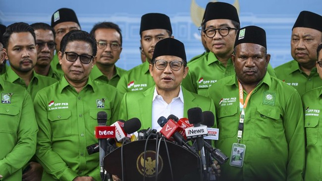 Ketua Umum PKB Muhaimin Iskandar (tengah) didampingi sejumlah Ketua DPW PKB.