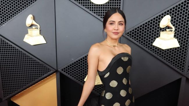 7 Foto Gaun dari Tenun Garut Rancangan Desainer Indonesia Mejeng di Grammy 2026