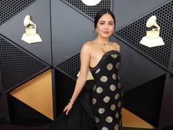 7 Foto Gaun dari Tenun Garut Rancangan Desainer Indonesia Mejeng di Grammy 2026