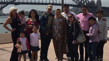 Update Informasi Selebriti InsertLive : Terungkap, Ini 7 Foto Lawas Kebersamaan Denada dan Ressa Sempat Liburan Bareng ke Australia