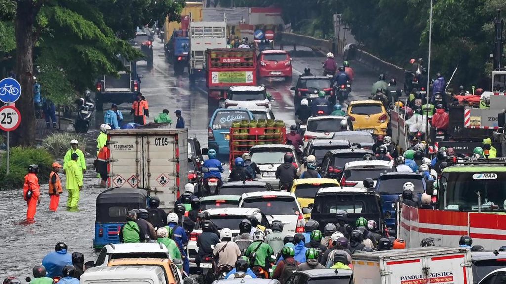 FOTO: Diguyur Hujan Deras, Genangan Air di Cawang Picu Kemacetan
