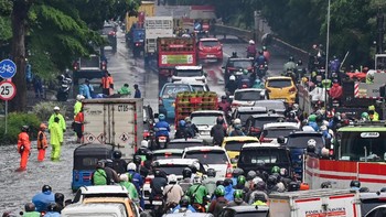FOTO: Diguyur Hujan Deras, Genangan Air di Cawang Picu Kemacetan