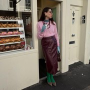 Get The Look: Ide Kombinasi Outfit Warna Pink dan Coklat ala Kate Klem