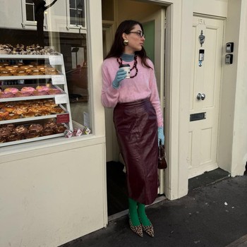 Get The Look: Ide Kombinasi Outfit Warna Pink dan Coklat ala Kate Klem