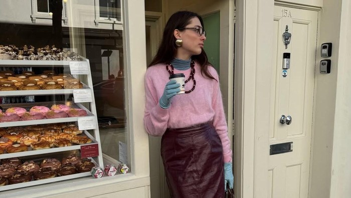 Get The Look: Ide Kombinasi Outfit Warna Pink dan Coklat ala Kate Klem