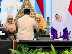 Khofifah Lapor Prabowo Pastikan MBG-Sekolah Rakyat di Jatim Berjalan Baik