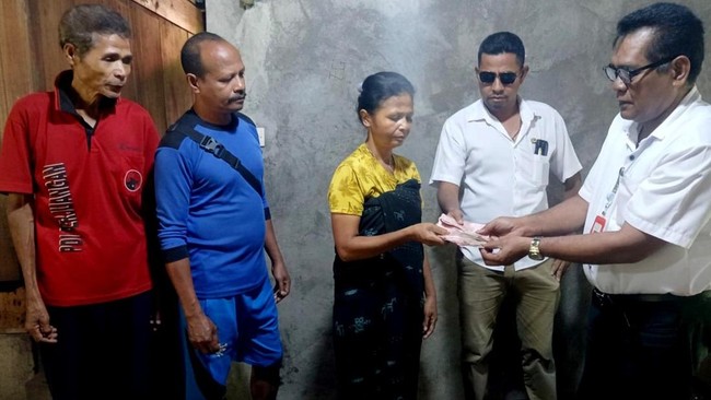 Menteri Sosial Saifullah Yusuf alias Gus Ipul menyampaikan keprihatinannya terkait siswa SD di Ngada, NTT yang diduga bunuh diri karena tidak mampu beli buku.