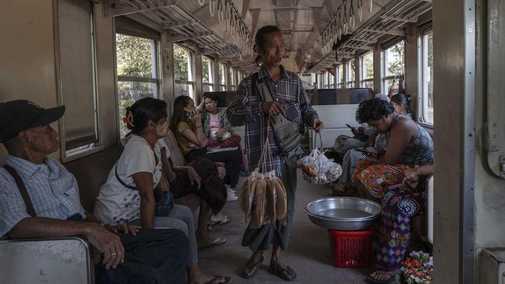Menangkap Denyut Kehidupan Myanmar dari Laju Kereta Paling Lambat