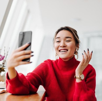 7 Ciri Orang yang Terlihat Paling Bahagia di Media Sosial tapi Sebenarnya Sangat Kesepian