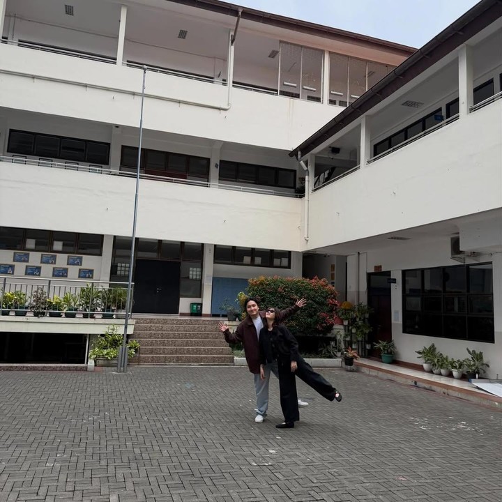 <p>Dalam unggahan itu, Rayhan juga menyampaikan ungkapan manis penuh cinta untuk sang istri. &ldquo;Kamu bagiku lebih dari sekedar istriku, tapi juga sahabatku, jangkarku, dan rumahku. Aku sangat bersyukur bisa menjalani hidup bersamamu, mencintaimu, dan menyebut diriku suamimu. Selalu.&rdquo;&nbsp;(Foto: Instagram @rayhanmaditra__)</p>