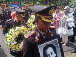 Jenazah Eyang Meri Hoegeng Tiba di Pemakaman Giri Tama Bogor