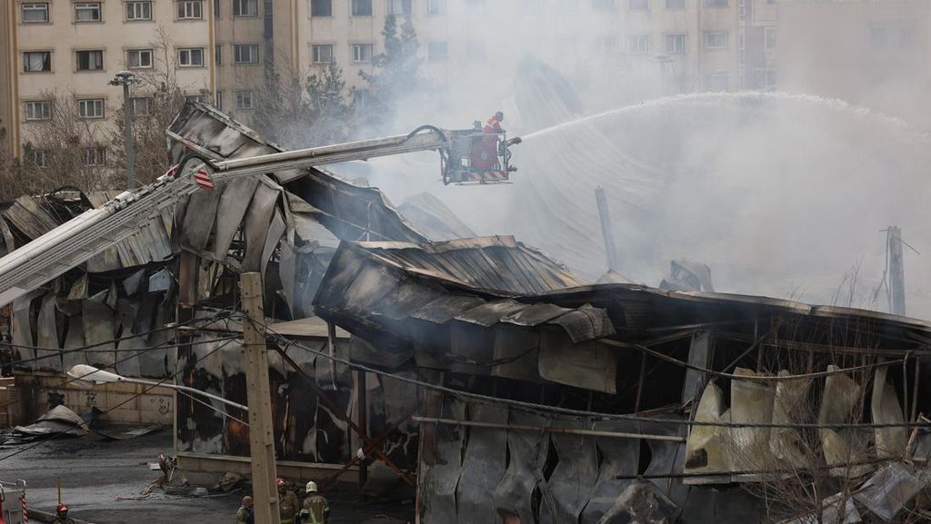FOTO: Kebakaran Hebat Landa Pasar di Teheran