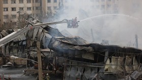 FOTO: Kebakaran Hebat Landa Pasar di Teheran