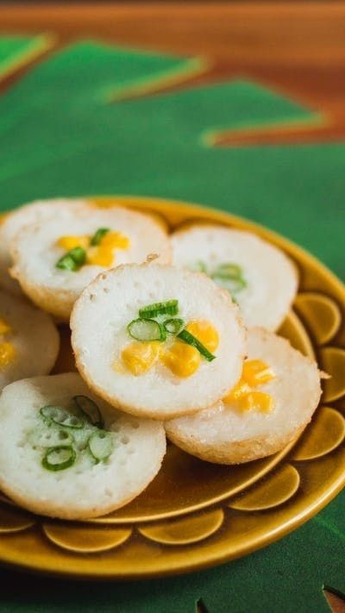 Khanom Krok adalah kue kelapa tradisional Thailand yang dimasak di atas griddle panas khusus. Kue mungil ini terbuat dari tepung beras, gula, dan santan, dengan dua jenis adonan yang berbeda - satu asin dan satu manis - yang menciptakan perpaduan rasa unik.