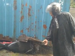 Kontainer Terjatuh dari Truk Timpa Motor di Kawasan Pelabuhan Tanjungmas