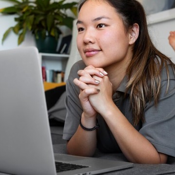 Merasa Dekat dengan Idola? Ini Dampak Parasocial Relationship Terhadap Kesehatan Mental