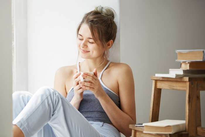 Banyak ahli berpendapat bahwa waktu yang curahkan untuk diri sendiri dapat memicu kreativitas. Inilah sebabnya mungkin kamu merasa lega saat rencana berubah atau ketika teman membatalkan janji bertemu di menit-menit terakhir.