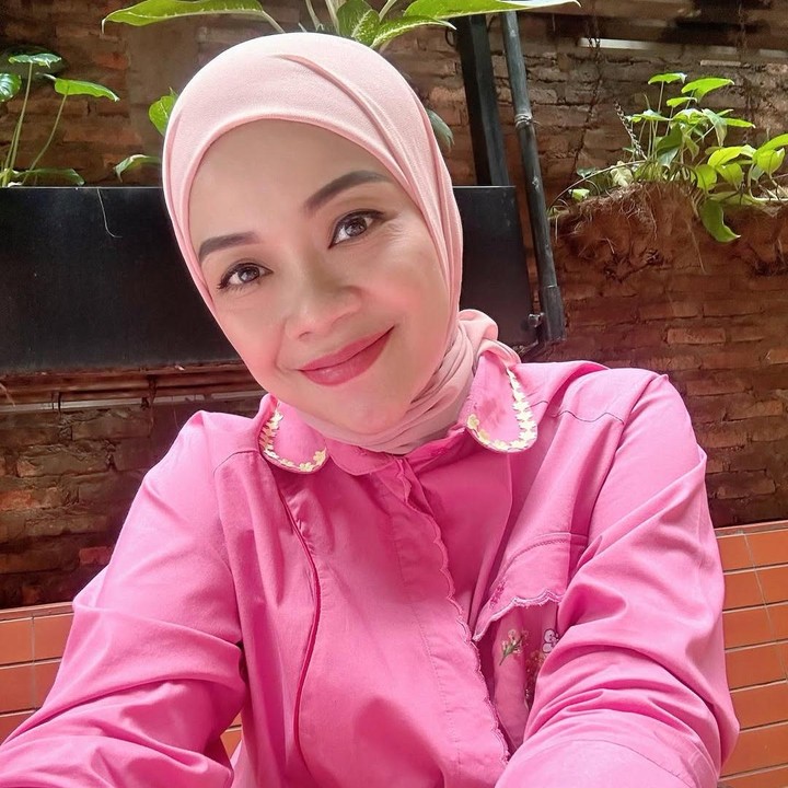 <p>Bunda masih ingat dengan ajang pencarian bakat Akademi Fantasi Indosiar (AFI)? Jebolan AFI, Febiane Nur Permata atau dikenal Rindu AFI, juga memutuskan untuk rehat dari dunia hiburan setelah menikah pada 2011 dengan Andi Astribhaskoro Emir Amry. Rindu dan suami kini dikaruniai dua anak perempuan, yakni Naura dan Naira. Rindu memutuskan untuk fokus dengan keluarga setelah resmi menikah. "Habis nikah disuruh pensiun nyanyi-nyanyinya karena mau langsung program anak dan <em>alhamdulillah</em> langsung dikasih dua. Dan akhirnya fokus aja jadi ibu rumah tangga, urus suami, anak-anak dan rumah," kata Rindu, dikutip dari <em>Wolipop</em>. (Foto: Instagram @rindufebiane)</p>