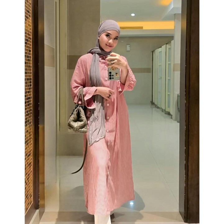 <p>Winda Viska merupakan jebolan ajang pencarian bakat Indonesian Idol yang kini menetap di Tanjung Pinang, Kepulauan Riau. Winda juga sudah cukup lama memutuskan untuk meninggalkan dunia hiburan, Bunda. Winda diketahui menikah dengan Mulyadi Tan pada tahun 2013, dan telah dikaruniai tiga anak. Di tengah kesibukan menjalankan peran sebagai istri dan Bunda, Winda juga masih aktif menyanyi off-air. (Foto: Instagram @windaviska)</p>