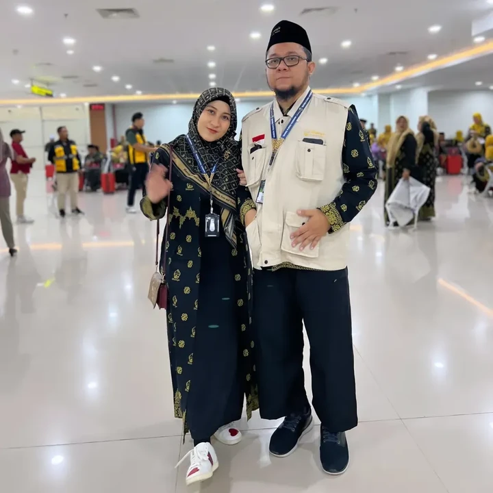 <p>Nama Nia AFI dan Adit AFI sempat menyita perhatian publik lantaran keduanya memutuskan untuk menikah setelah selesai mengikuti ajang pencarian bakat. Nia dan Adit resmi menikah pada 17 Juni 2011 dan telah dikaruniai dua anak. Saat ini, keduanya menjalani kehidupan jauh dari panggung hiburan. Nia pernah mengungkap kisah cintanya dengan Adit ke publik beberapa waktu lalu dalam <em>channel YouTube 12 SAHABAT OFFICIAL.</em> "Berawal dari TTM itu teman tapi mesra tapi modus. Lama-lama, 'Kita ini apa, ya? Aku sudah putus, lho'. Dengan polosnya aku bilang gitu. Jadi jalanin saja, enggak ada tanggal jadian. Adit <em>care</em> padahal Adit enggak pernah pacaran," ungkap Nia. (Foto: Instagram @niadit_poll)</p>