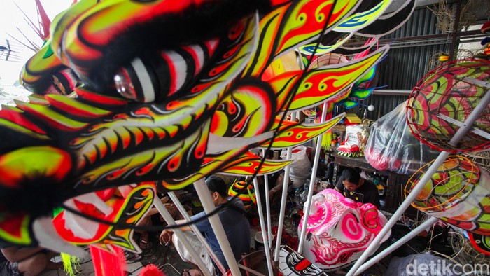 Suasana rumah produksi barongsai di Kawasan Babakan Pasar, Kota Bogor, Jawa Barat, pada Kamis (12/1/2023). Di tempat tersebut, perajin mengerjakan pembuatan barongsai dan liong berbahan baku impor yang membutuhkan waktu sekitar satu hingga dua pekan untuk siap dipasarkan ke berbagai daerah di Indonesia.