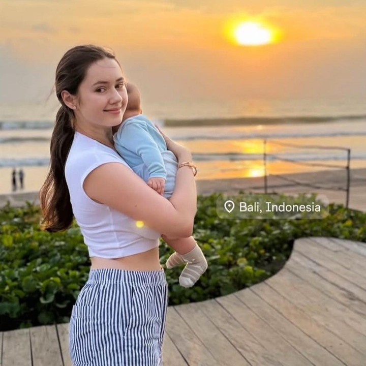 <p>Salah satunya datang dari akun Instagram <em>@mel***</em> yang memuji, "Billy istri kamu cantik banget, sehat terus untuk istri, anak dan Billy sendiri yah,". "Cantik banget," tutur <em>@far***</em>. "Billy beruntung dapat istri cantik, penurut, dan sederhana," tambah <em>@yos***.</em> (Foto: Instagram @bilsky.fc)</p>