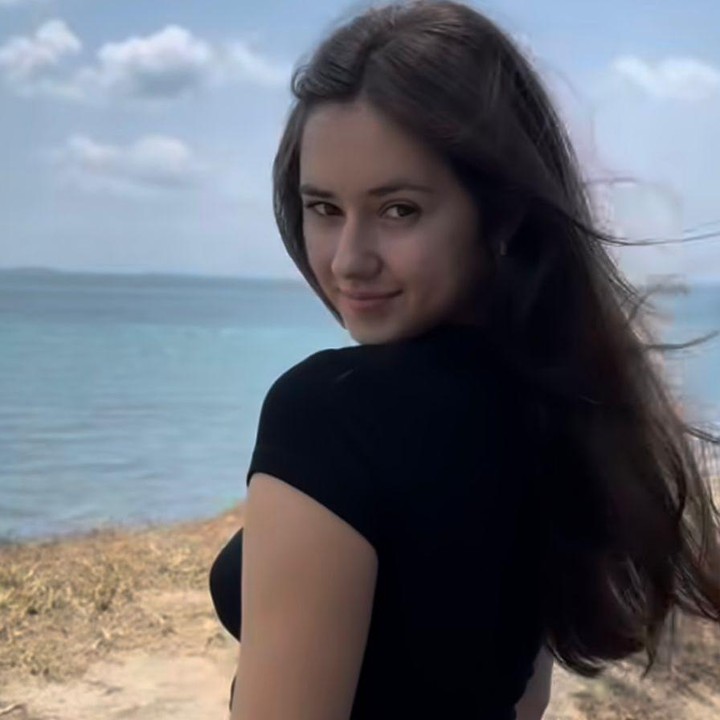 <p>Mengintip dari unggahan lainnya, Vika terlihat begitu <em>fresh</em> dan <em>natural</em>. Meski tampil tanpa <em>makeup</em>, pesonanya justru semakin terpancar dan membuatnya tampak cantik meski kini sudah menjadi Bunda dari anak satu. (Foto: Instagram @bilsky16)</p>