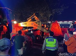 Sopir Terjepit di Kabin Dua Jam Usai Truk Buah Seruduk Truk Pasir