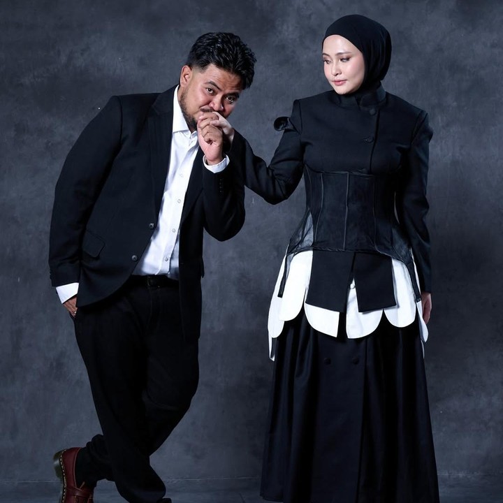 <p>Istri Rigen Rakelna, Indah, belum lama ini mengumumkan kabar kehamilan keempatnya. Kehamilan keempat ini memiliki jarak yang cukup dekat dengan kehamilan pertamanya, Bunda. Rigen dan Indah dikaruniai anak ketiga pada 25 Maret 2025. Belum setahun, keduanya mengumumkan kehamilan keempat. (Foto: dok Instagram indhningtys_</p>