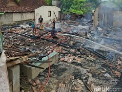 Geger! Pria di Pati Bakar 2 Rumah Ortunya hingga Rata dengan Tanah