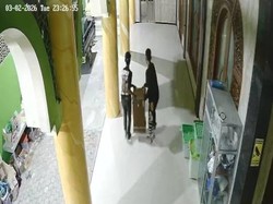 Aksi 2 Maling Gasak Kotak Amal Masjid di Bojonegoro Ini Terekam CCTV
