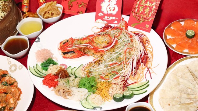 The Trans Luxury Hotel menghadirkan "The Grand Prosperity Buffet with Chef Hing: Fire Horse Reunion Dinner", perpaduan kelezatan autentik dan sentuhan elegan.