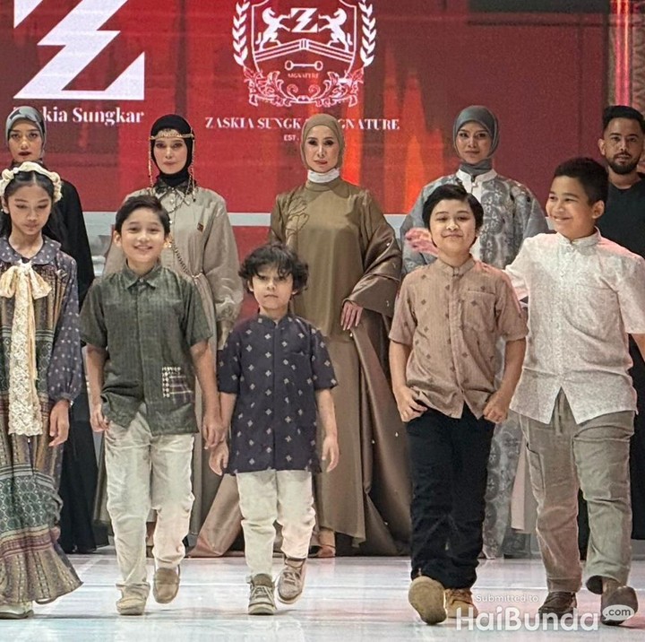 <p>Artis Shireen Sungkar menggelar acara tahunan Ramadhan Show 2026, baru-baru ini. Dalam kesempatan tersebut, Shireen menggandeng beberapa artis ternama untuk tampil sebagai model di panggung <em>fashion show.</em> Tak hanya para artis, putra sulung Shireen, Teuku Adam Al Fatih atau yang akrab disapa Adam, turut meramaikan acara dengan tampil sebagai model busana Lebaran. (Foto: HaiBunda/Nadhifa Fitrina)</p>