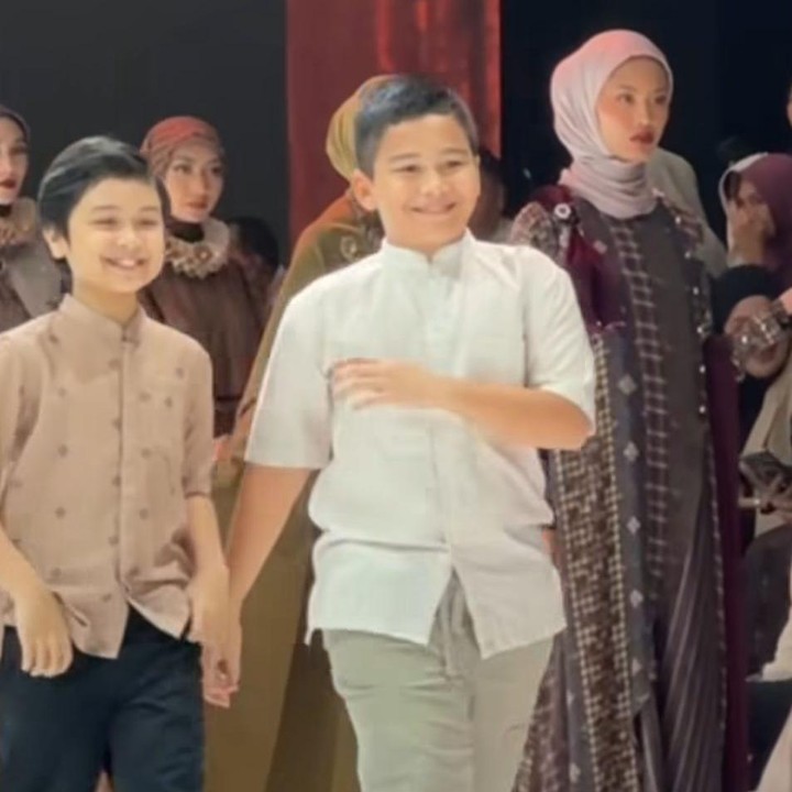 <p>Saat melangkah di <em>runway</em> mengenakan koleksi busana Lebaran rancangan sang Bunda, Adam tampil percaya diri dengan ditemani oleh teman di sampingnya. Dikenal dengan tingkah lucunya yang kerap mengundang tawa netizen, Adam pun terlihat ceria sepanjang acara. Meski sempat canggung di awal, Adam pun sangat menikmati momen tersebut. (Foto: Instagram @shireensungkar)</p>