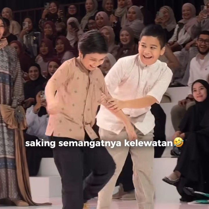 <p>Momen lucu pun terjadi saat Adam berjalan di panggung<em> fashion show</em>. Begitu antusiasnya, putra Shireen Sungkar dan Teuku Wisnu ini bahkan sempat melewati batas area <em>runway</em> nih, Bunda. "Saking semangatnya kelewatan," kata Shireen. (Foto: Instagram @shireensungkar)</p>