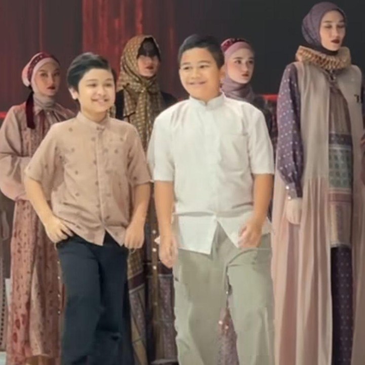 <p>Melihat unggahan tersebut, kolom komentar Instagram Shireen pun <em>auto</em> ramai diserbu netizen. Banyak yang menilai Adam tampil kocak dan menyebut tingkahnya mirip dengan sang Ayah, Teuku Wisnu. "Petantang petentengnya sih percis Abi<em> @teukuwisnu</em>," kata <em>@gar****.</em> "Aura Adam nular ke temen sebelahnya, kebawa kocak," tulis <em>@agi****</em>. "Pas nunjuk ke temennya trus muka sama matanya ngeledek ya Allah kenapa pak Wisnu sekaliii auranya," tambah <em>@bun****.</em> (Foto: Instagram @shireensungkar)</p>