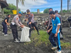 TNI-Polri Pimpin Aksi Bersih-bersih di Pantai Yeh Malet