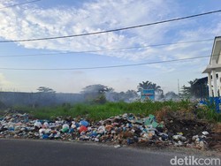 Meski Dilarang, Warga Tetap Buang Sampah di Jalan Perhubungan