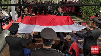 FOTO: Mengantar Eyang Meri Dimakamkan Dekat Eks Kapolri Hoegeng