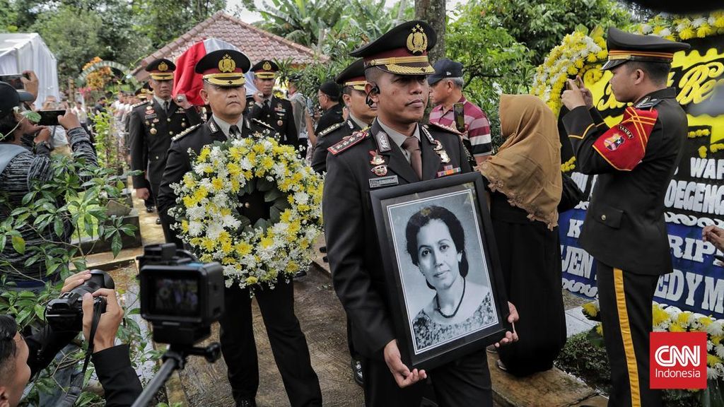 Prabowo Anugerahkan Bintang Bhayangkara Pratama ke Meri Hoegeng