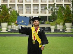 Kuliah Sambil Jadi Ojol, Wahyu Aji Tetap Bisa Lulus Cumlaude Sarjana Hukum UGM
