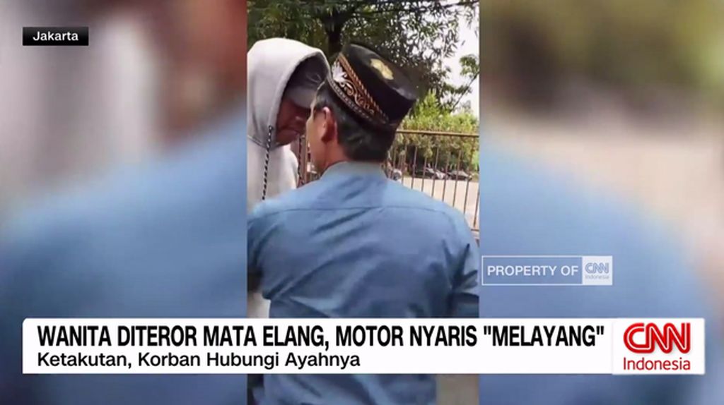 VIDEO: Wanita Diteror Mata Elang, Motor Nyaris "Melayang"