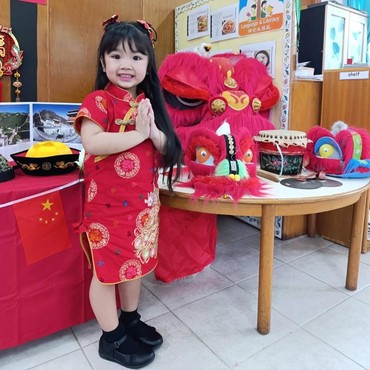 Jadi Cindo Kecil, 7 Gaya Xarena Anak Siti Badriah Pakai Cheongsham di Acara Imlek Sekolah