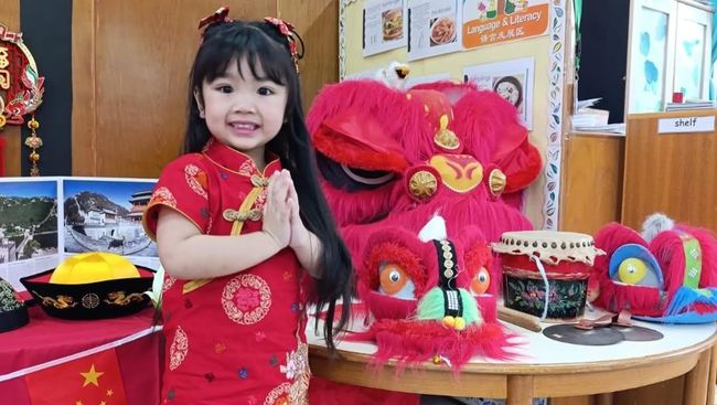 Jadi Cindo Kecil, 7 Gaya Xarena Anak Siti Badriah Pakai Cheongsham di Acara Imlek Sekolah