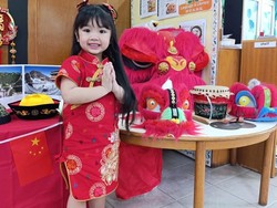 Jadi Cindo Kecil, 7 Gaya Xarena Anak Siti Badriah Pakai Cheongsham di Acara Imlek Sekolah