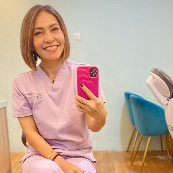 <p>Meski sempat meraih popularitas setelah tampil di AFI, Icha kini memutuskan untuk menekuni kariernya di bidang kesehatan. Ia pun dikabarkan sudah beralih profesi menjadi dokter gigi. Hal ini terlihat dari beberapa unggahan di akun Instagram pribadinya. "Selamat liburan semuanya. Jangan lupa abis liburan kontrol yeah hehehe," ungkap Icha, menilik dari akun Instagram <em>@lissawuthang</em>. (Foto: Instagram @lissawuthang)</p>