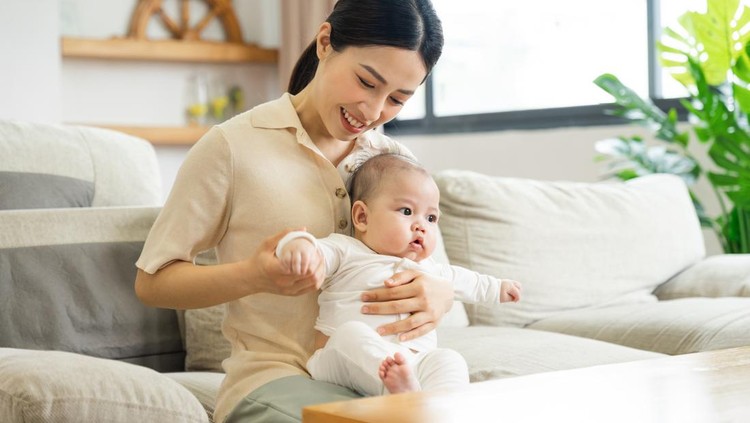 9 Ide Stimulasi Bayi Duduk&comma; Dilatih Mulai Usia 4 Bulan