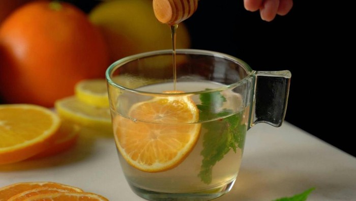 Air lemon dengan madu. Campurannya membantu memicu metabolisme tubuh.
